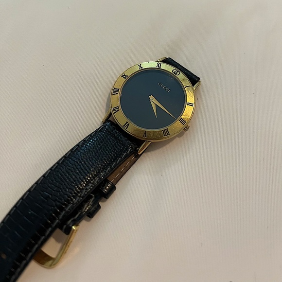 Vintage Authentic Gucci Watch 3000.2 M with Certificate of Authenticity - Picture 1 of 7